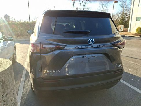 Used 2025 Toyota Sienna XLE image 3