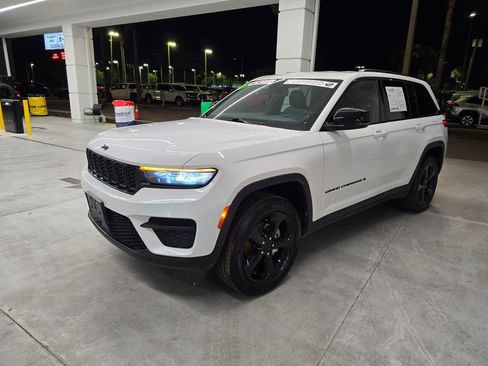 Used 2023 Jeep Grand Cherokee Altitude image 2