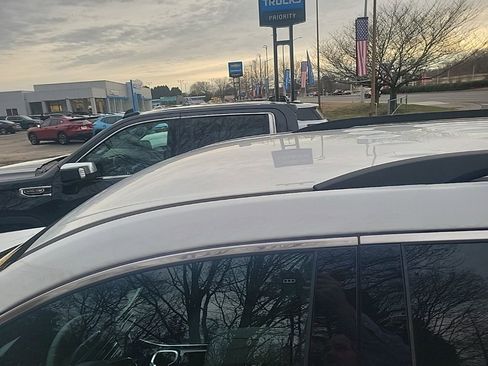 Used 2025 Chevrolet Traverse LT image 19