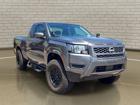 Used 2025 Nissan Frontier SV RWD image 3