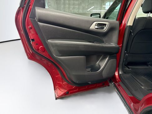 Used 2018 Nissan Pathfinder SV AWD/4WD image 25