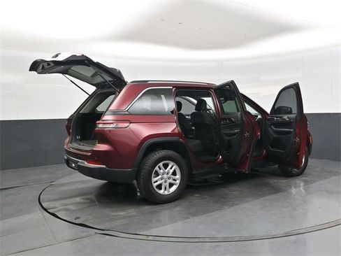 Used 2023 Jeep Grand Cherokee Laredo image 46