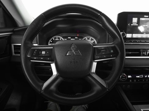 Used 2023 Mitsubishi Outlander SE image 18