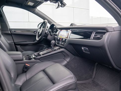 Used 2025 Porsche Macan image 26