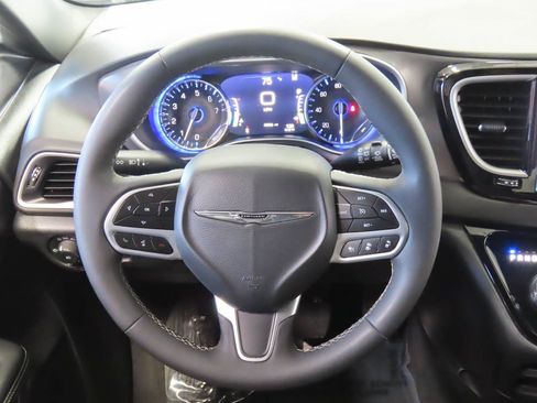 Used 2025 Chrysler Pacifica Select FWD image 9
