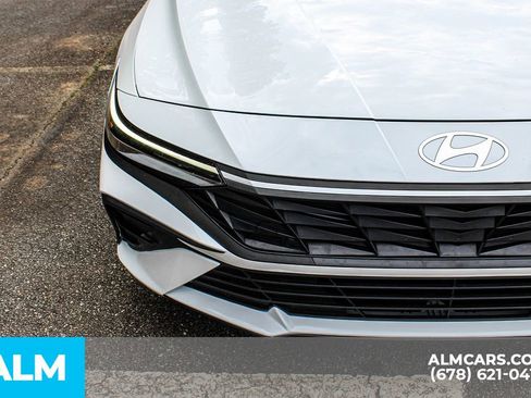 Used 2025 Hyundai Elantra SE FWD image 12