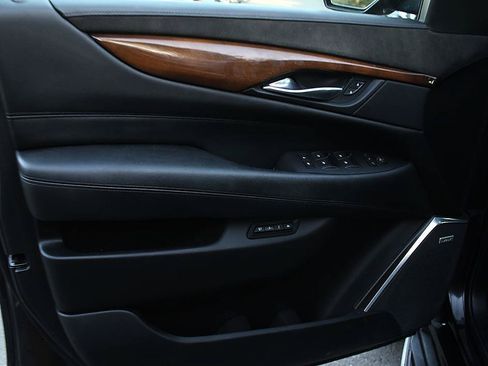 Used 2017 Cadillac Escalade ESV Premium Luxury RWD image 9