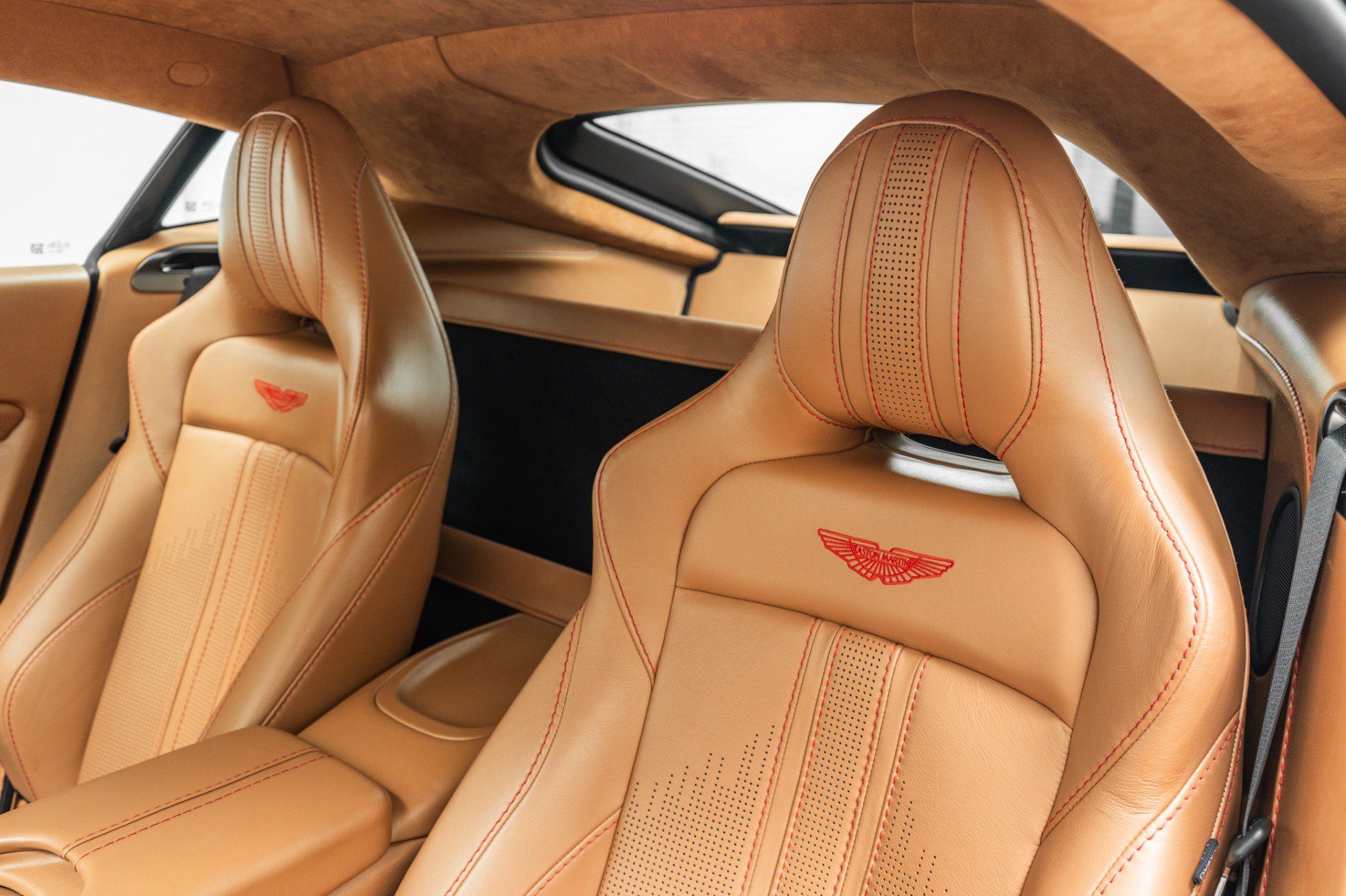 Used 2023 Aston Martin V8 Vantage Coupe RWD image 25