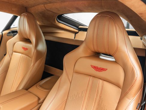 Used 2023 Aston Martin V8 Vantage Coupe RWD image 25