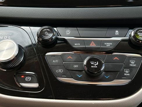 Used 2023 Chrysler Voyager LX image 29