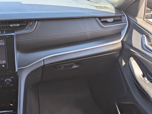 Used 2023 Jeep Grand Cherokee Altitude AWD/4WD image 15