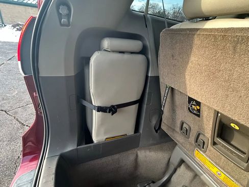 Used 2013 Toyota Sienna XLE image 19