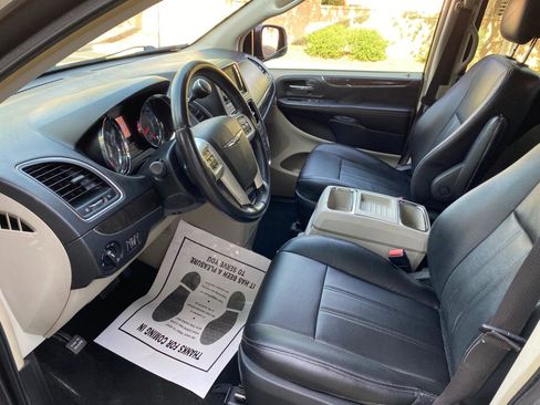 Used 2016 Chrysler Town & Country Touring image 37