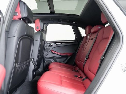 Certified 2025 Porsche Macan AWD/4WD image 26