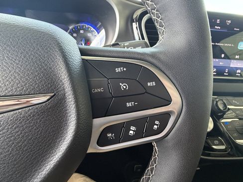 Used 2025 Chrysler Pacifica Select FWD image 13