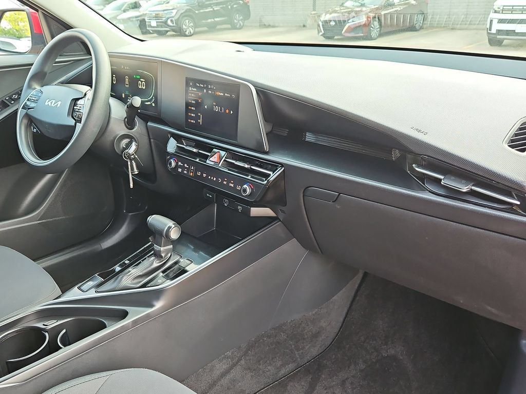 Used 2025 Kia Niro LX FWD image 32