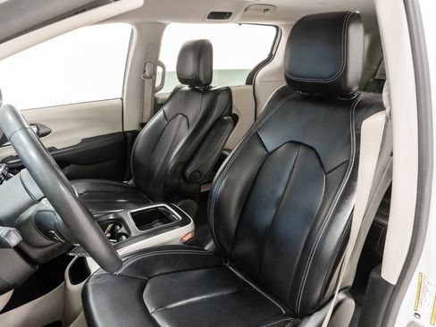 Used 2023 Chrysler Pacifica Touring-L FWD image 9