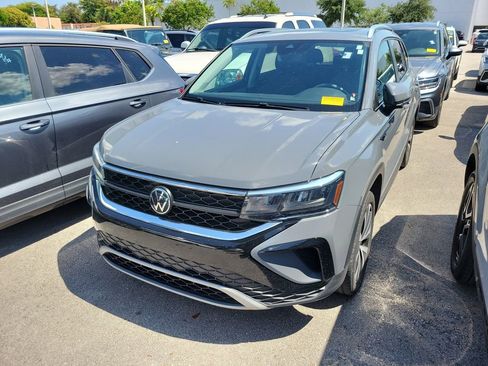 Used 2023 Volkswagen Taos SE w/ Panoramic Sunroof Package FWD image 4