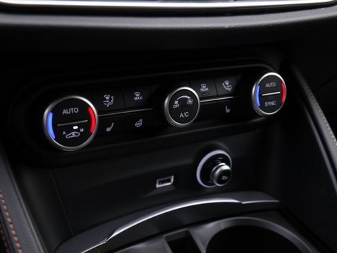 New 2025 Alfa Romeo Stelvio Sprint image 9