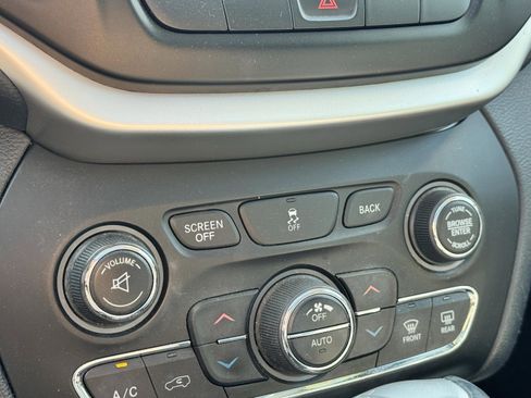 Used 2014 Jeep Cherokee Limited FWD image 19