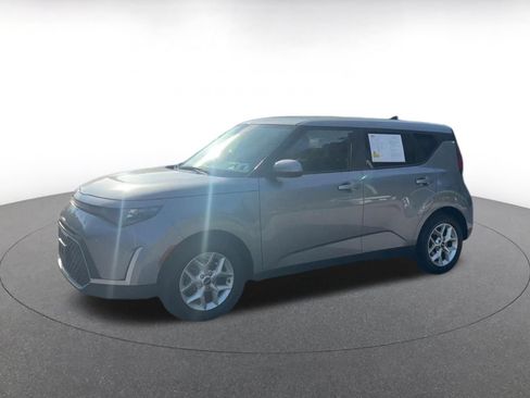 Used 2025 Kia Soul LX w/ LX Technology Package FWD image 7