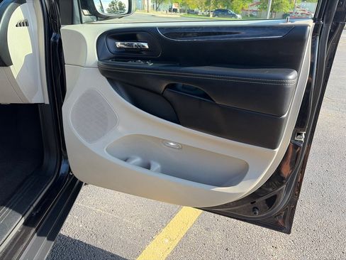 Used 2015 Chrysler Town & Country Touring w/ Driver Convenience Group FWD image 26