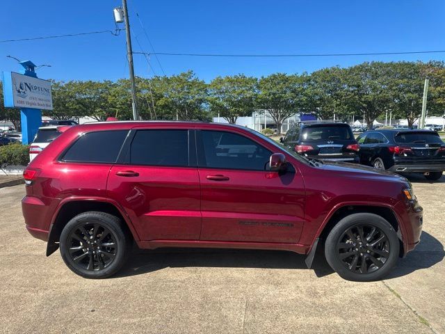 Used 2017 Jeep Grand Cherokee Altitude AWD/4WD image 4