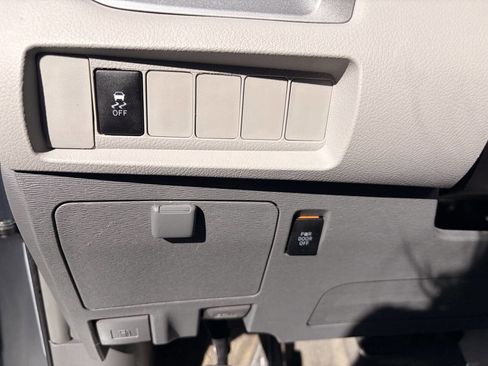 Used 2015 Toyota Sienna LE image 24