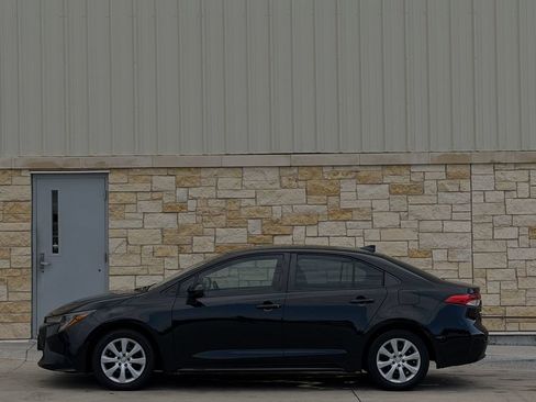Used 2021 Toyota Corolla LE FWD image 3