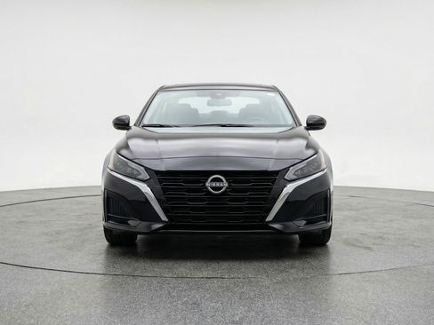 Used 2025 Nissan Altima 2.5 SV FWD image 2