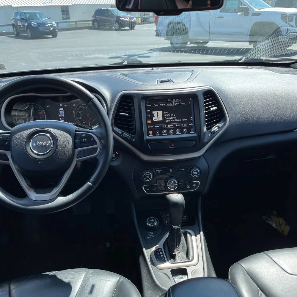 Used 2017 Jeep Cherokee Limited AWD/4WD image 4