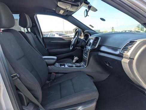 Used 2020 Jeep Grand Cherokee Laredo AWD/4WD image 33