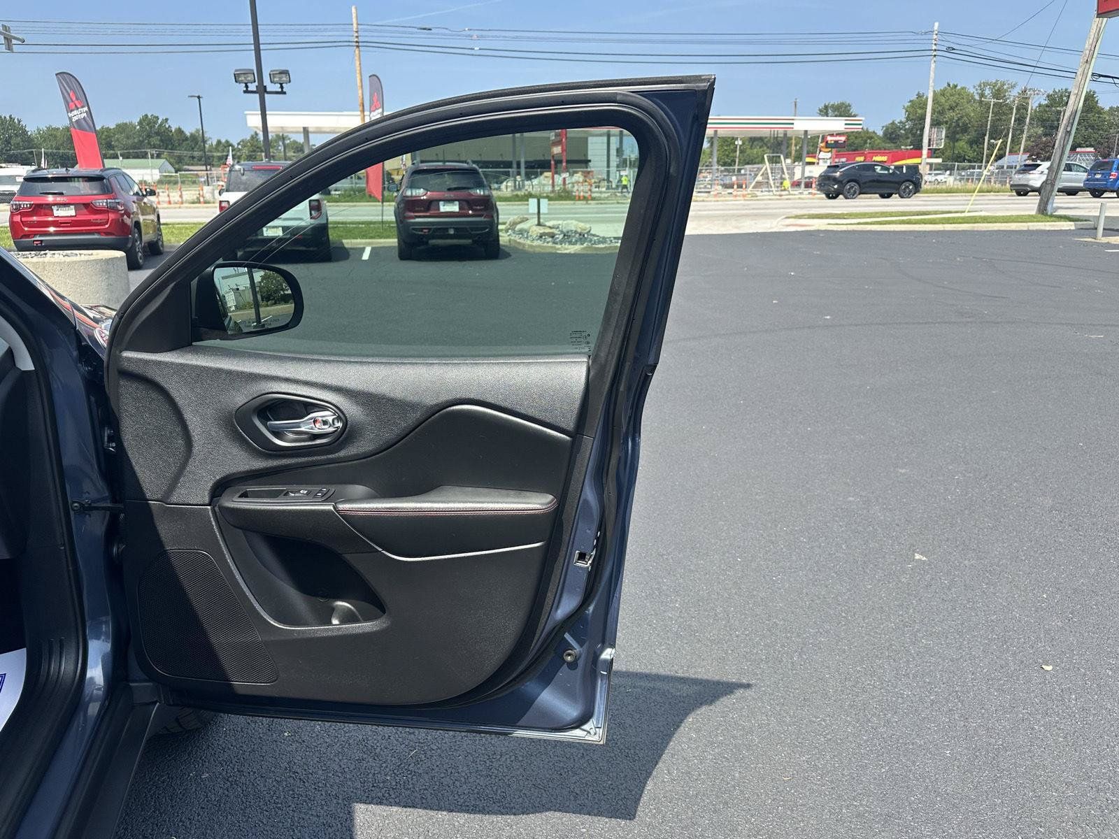 Used 2019 Jeep Cherokee Trailhawk w/ Comfort/Convenience Group AWD/4WD image 23