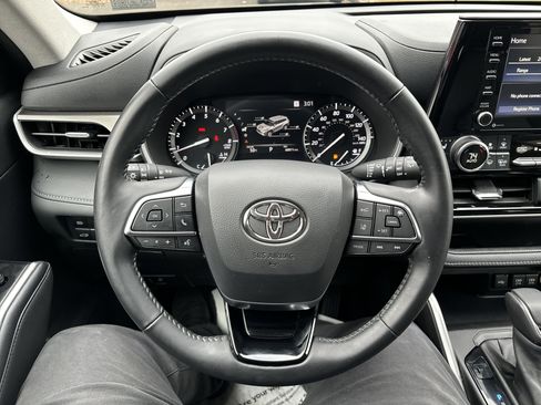 Used 2021 Toyota Highlander XLE image 19