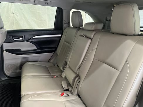 Used 2018 Toyota Highlander XLE AWD/4WD image 35