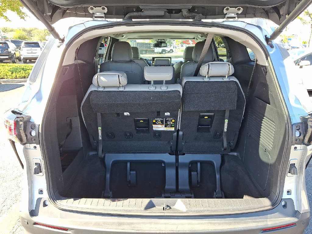 Certified 2025 Toyota Sienna XLE FWD image 33