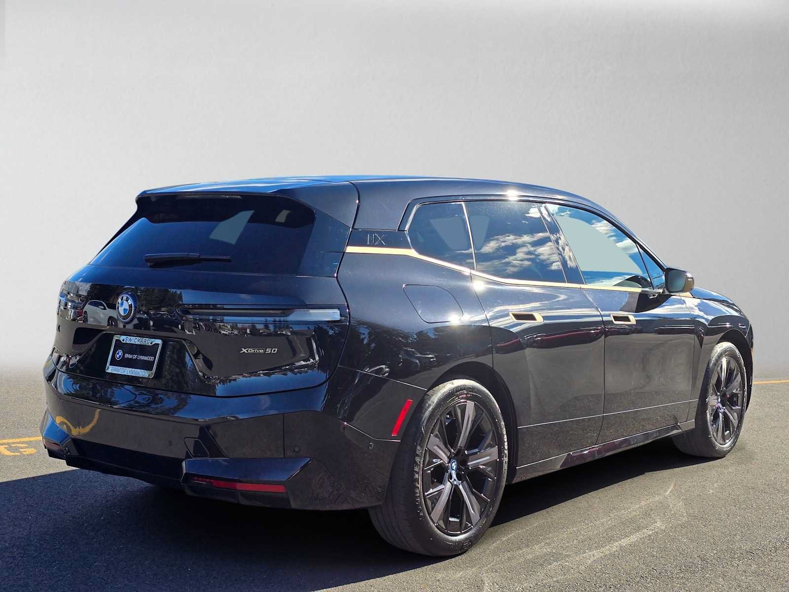 Used 2024 BMW iX xDrive50 w/ Sport Package AWD/4WD image 3