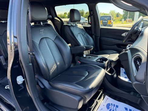 Used 2023 Chrysler Pacifica Touring-L w/ S Appearance Package FWD image 17