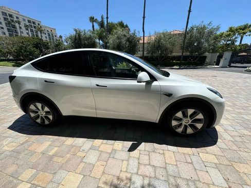 Used 2021 Tesla Model Y Long Range AWD/4WD image 4