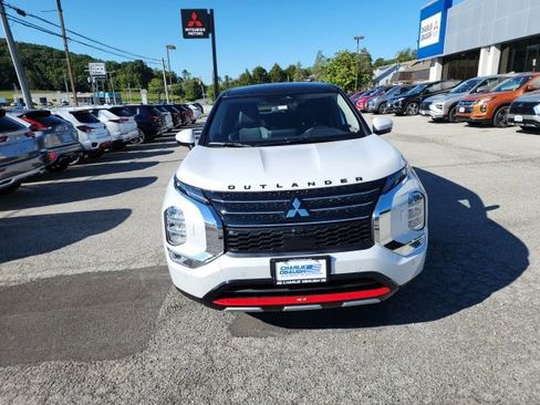 Used 2023 Mitsubishi Outlander SE image 2