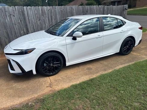 Used 2025 Toyota Camry SE w/ Convenience Package FWD image 1