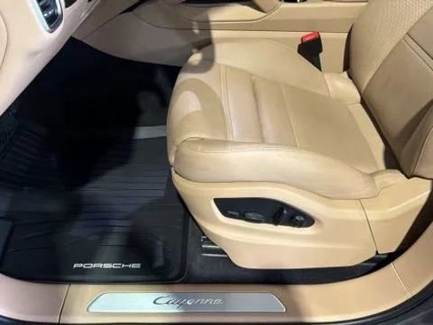 Used 2023 Porsche Cayenne AWD/4WD image 12