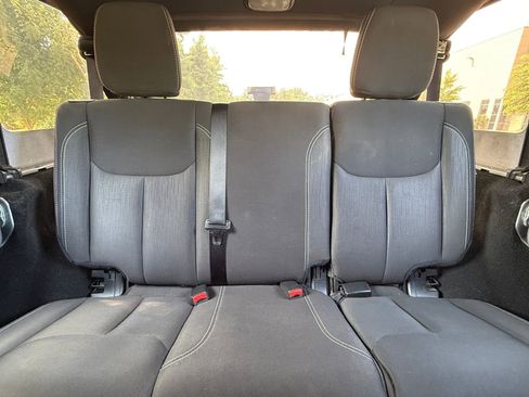 Used 2016 Jeep Wrangler Unlimited Sahara image 37