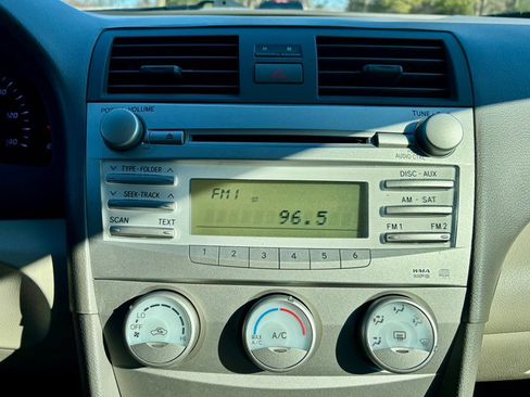 Used 2011 Toyota Camry LE image 22