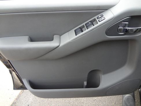 Used 2013 Nissan Frontier SL image 14