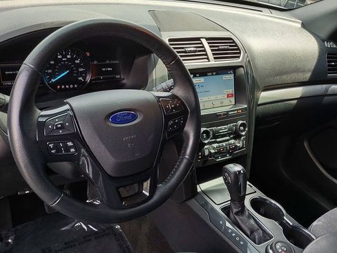 Used 2018 Ford Explorer XLT w/ Equipment Group 201A AWD/4WD image 17