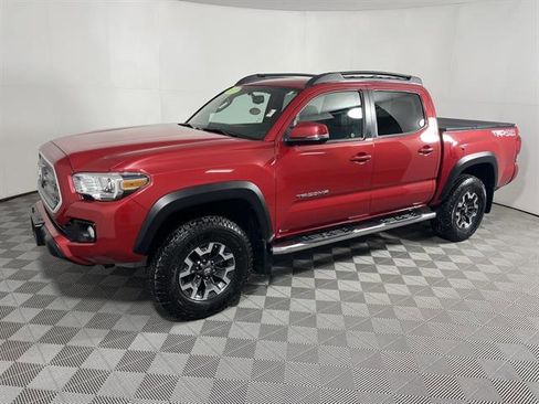Used 2017 Toyota Tacoma TRD Off-Road image 3