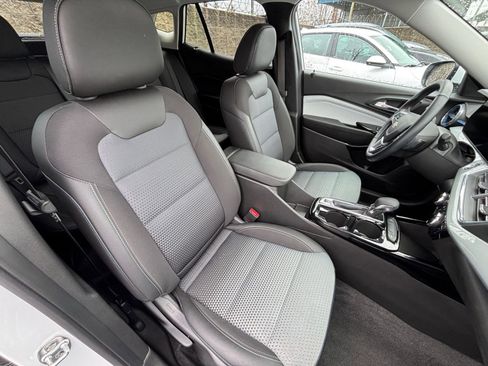 Used 2025 Chevrolet Trax LT w/ LT Convenience Package image 35