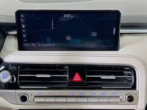 Used 2025 Genesis G70 2.5T image 22