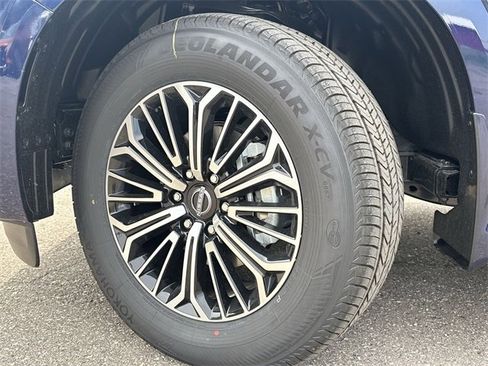 New 2025 Nissan Armada SL w/ Captain's Chari Seat Package image 10